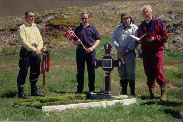 Sigurd Vallestad's son Johnny visits his father's grave for the first time in 1999